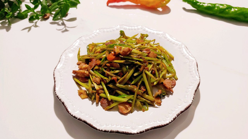 椒蒜芹菜煸肉碎